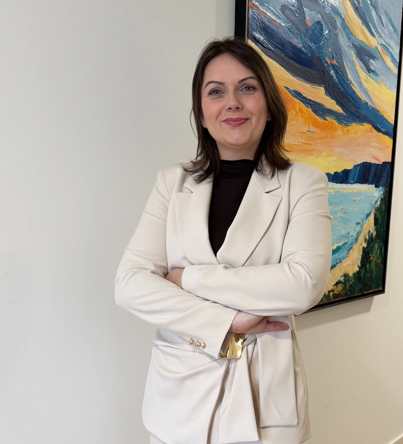 Barbara Rostasi ARAG biztosításközvetítő egy irodai folyosón